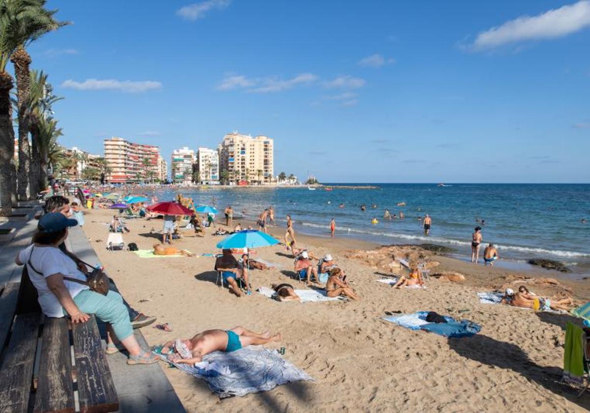 La playa del Cura llena de bañistas en pleno verano, en una imagen de archivo.