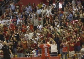 Tomaz celebra su gol ante el Barcelona frente a una grada repleta del Palacio de los Deportes de Cartagena.