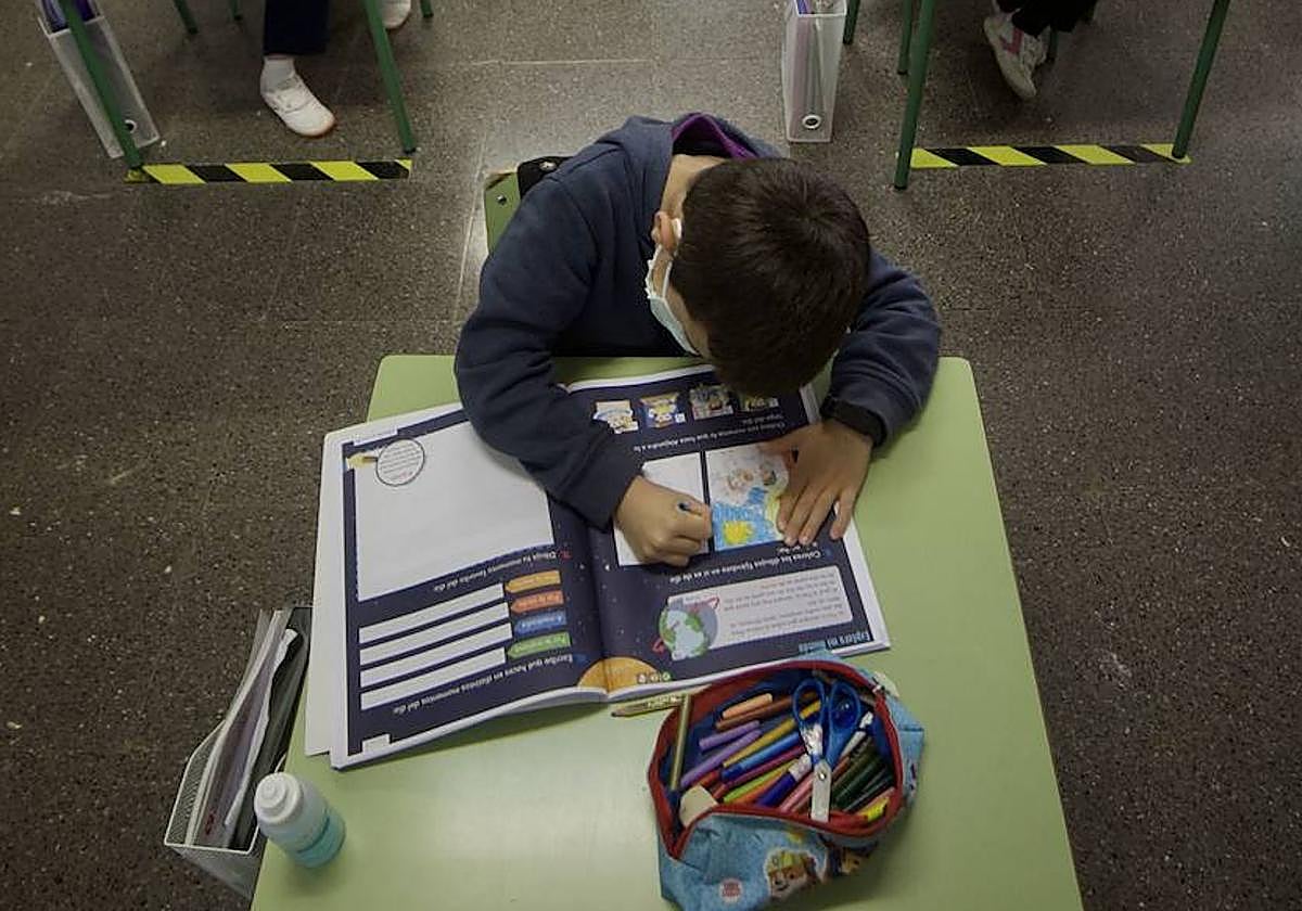 Un alumno de Primaria del colegio Nuestra Señora de Los Ángeles de Murcia, en clase.