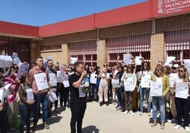 Protesta de los profesores y alumnos de la Escuela Oficial de Idiomas de Torrevieja.