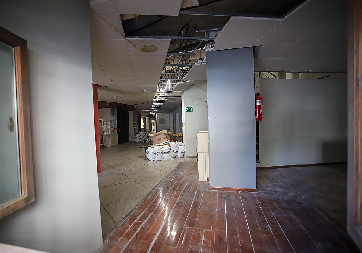 Trabajos de desmantelamiento del interior del hotel iniciados este miércoles.