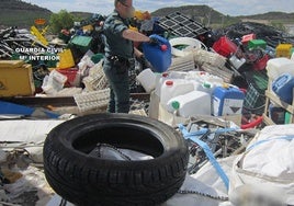 Un agente de la Guardia Civil en uno de los lugares inspeccionados.