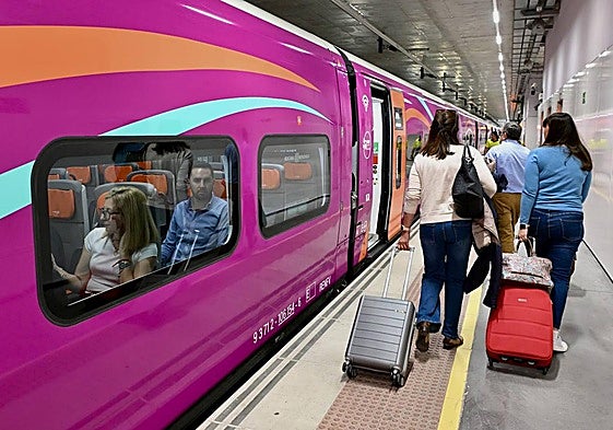 Pasajeros se suben al primer Avlo que partió desde Murcia en dirección Madrid el pasado 21 de mayo.