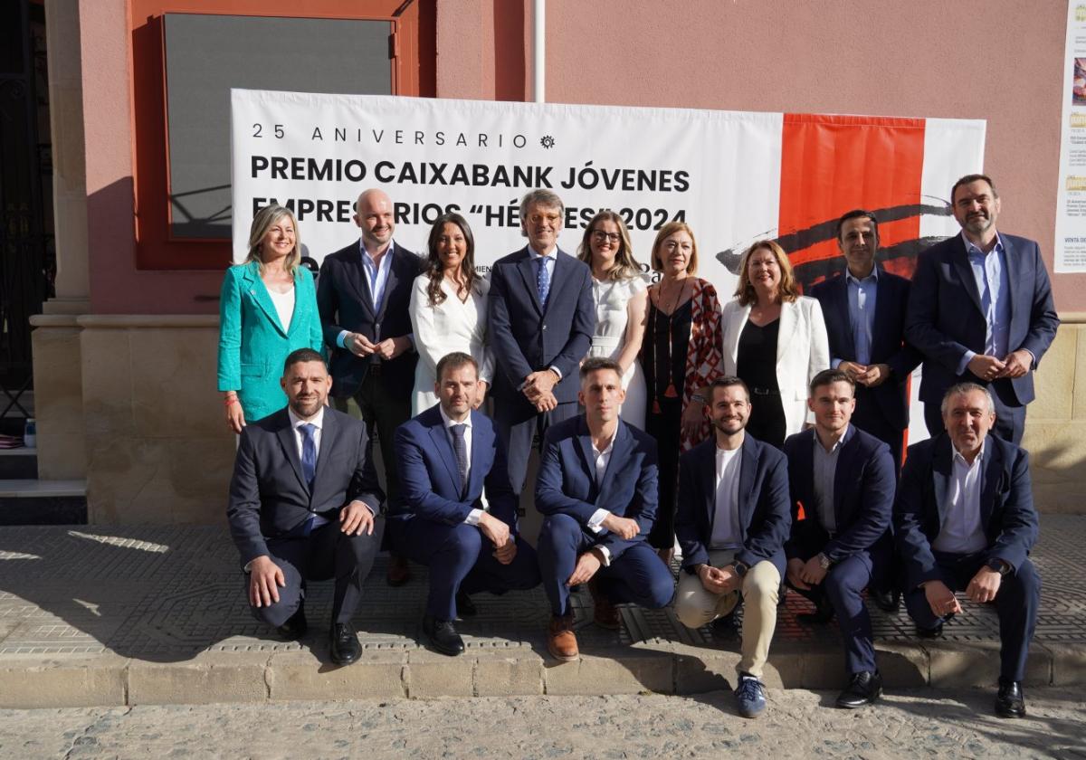 Los finalistas, con autoridades y dirigentes empresariales, en la puerta del Teatro Vico.