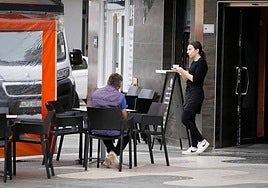 Una camarera atiende una terraza de Cartagena, en una foto de archivo.