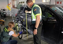 Agentes de la Guardia Civil comprueban el vehículo y la bicicleta implicados en el siniestro.