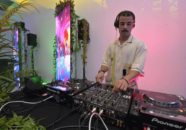 Una jungla musical. Jungleo DJ refrescó el ambiente con su sesión de música positiva.