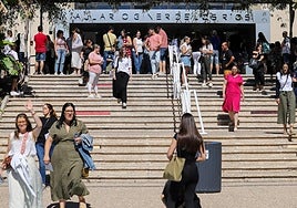 Opositores de Educación Primaria, este sábado, tras realizar el examen.