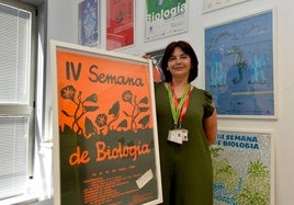 Enamorada de la Biología, la doctora María Luisa Cayuela en el Laboratorio de Investigación Biosanitaria (LAIB), en La Arrixaca.