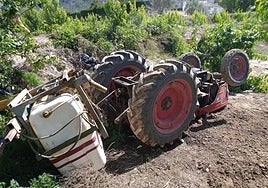 El tractor de la víctima, tras el accidente mortal.