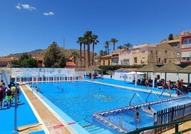 Primeros bañistas de la temporada en la piscina municipal de Ulea.