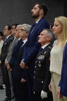 José Ángel Antelo (3d), junto al jefe superior de Policía y la delegada del Gobierno, que se sentaron a su izquierda.