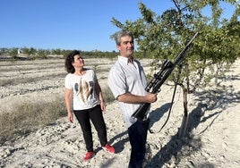Pilar Gómez y Andrés López, en su finca de almendros ecológicos, en Cieza.