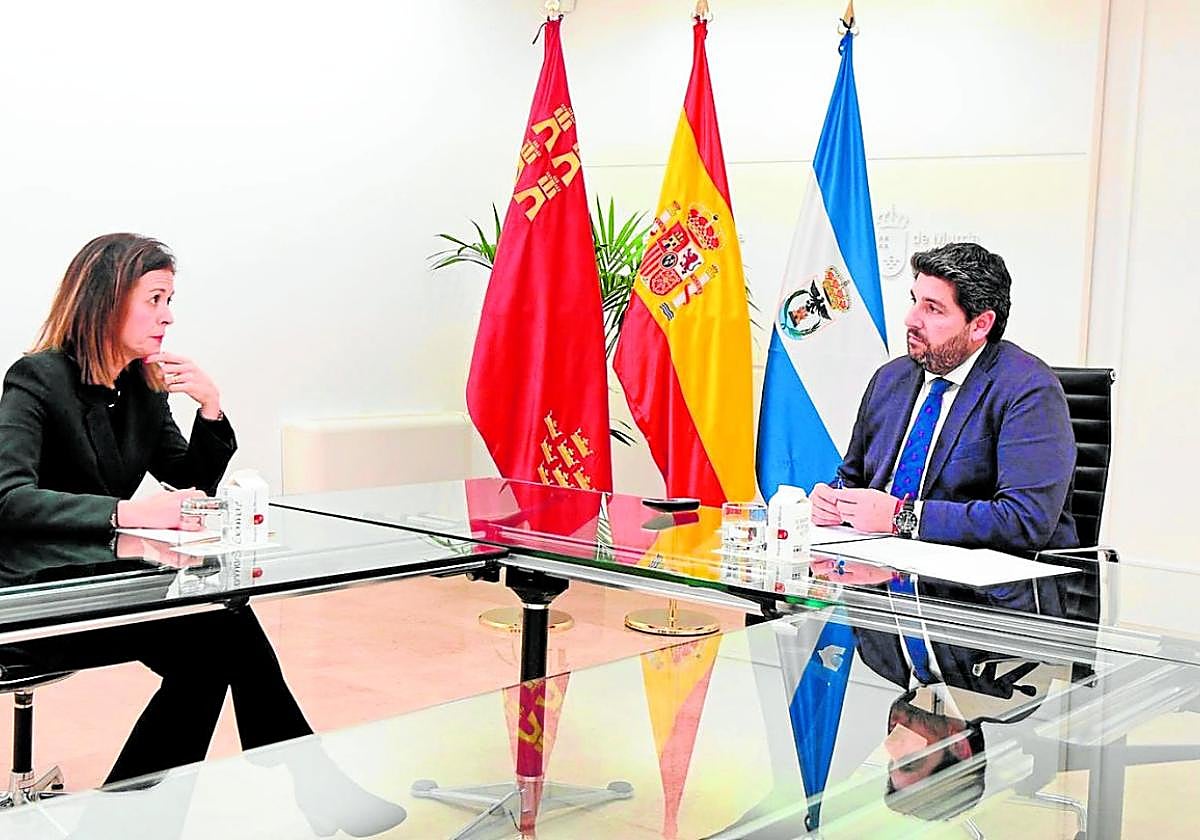 La alcaldesa de Águilas, Mari Carmen Moreno, y el presidente Fernando López Miras, durante la reunión que mantuvieron el pasado 19 de febrero.