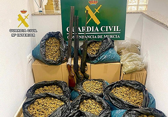 Marihuana y armas incautadas durante la operación policial.