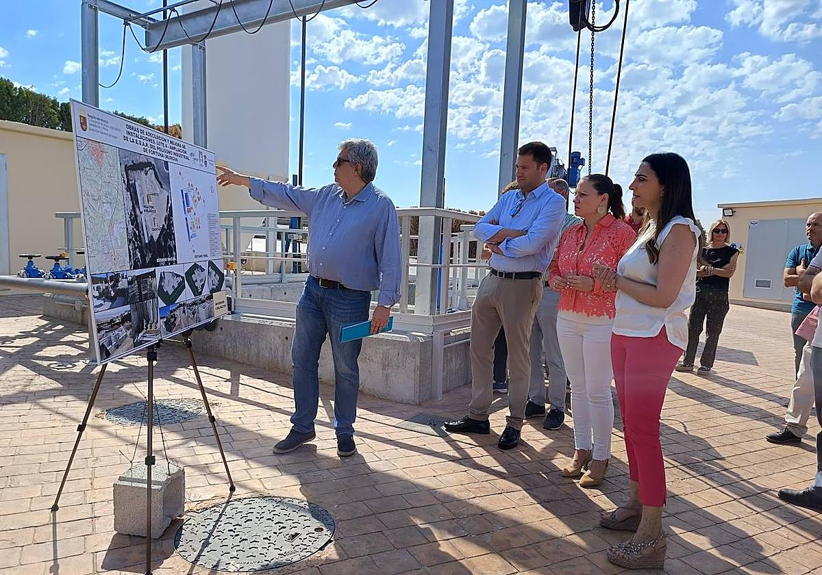 La consejera Sara Rubira durante la explicación de las actuaciones realizadas en la EDAR de Fortuna.