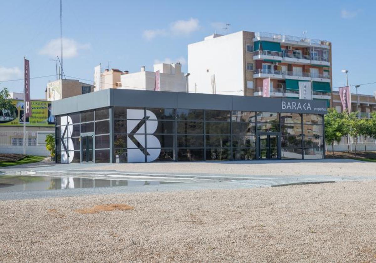 Stand informativo instalado por Baraka en la parcela anexa al parque de Doña Sinforosa, donde se proyectaban dos torres de más de 20 alturas.