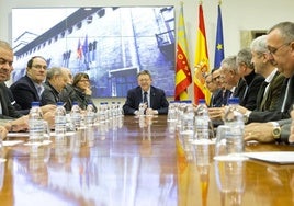 Ximo Puig, en una de sus reuniones con los regantes.