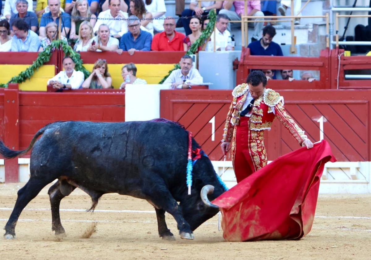 Rafaelillo, ayer en Alicante, toreando al natural.