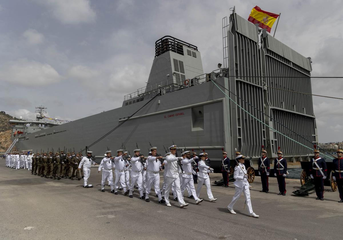 Marinos y soldados desfilan por el Muelle de La Curra, donde ya tiene su base 'El Camino Español'.