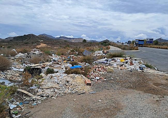 Vertedero ilegal en el entorno de Coto Cuadros.