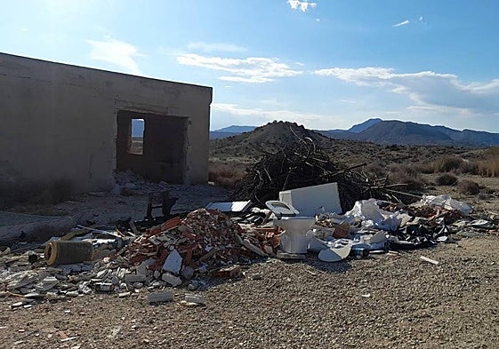 Residuos de la construcción, abandonados en el espacio natural de Ajauque y Rambla Salada.