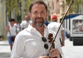 Darling Dyle, con su violín, este miércoles en el Paseo Alfonso X el Sabio de Murcia.