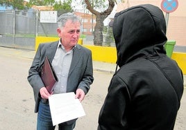 José Manuel Muñoz charla con el padre del joven, entonces menor de edad, en 2020.