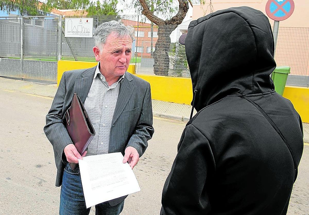 José Manuel Muñoz charla con el padre del joven, entonces menor de edad, en 2020.