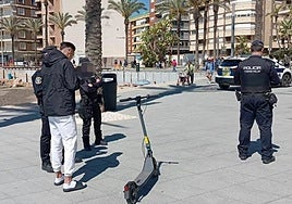 Control de la Policía Local de Torrevieja a un conductor de patinete en el paseo Juan Aparicio.