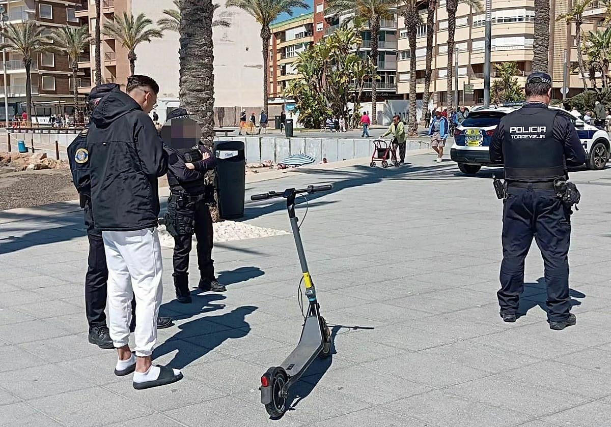 Control de la Policía Local de Torrevieja a un conductor de patinete en el paseo Juan Aparicio.