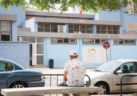 Acceso principal al colegio Cuba, en la plaza de La Habana.