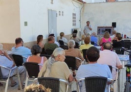 Un momento de la charla, primera actividad del voluntariado, impartida por Paco de Haro el 20 de junio.