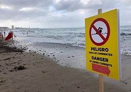 Bandera roja y cartel de advertencia en la playa de Levante de Cabo de Palos.