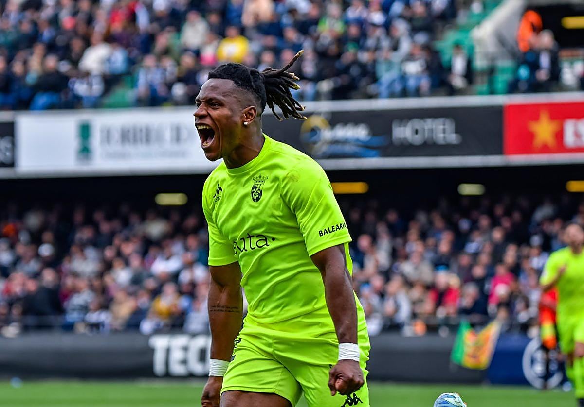 Cedric celebra su gol en Castalia.