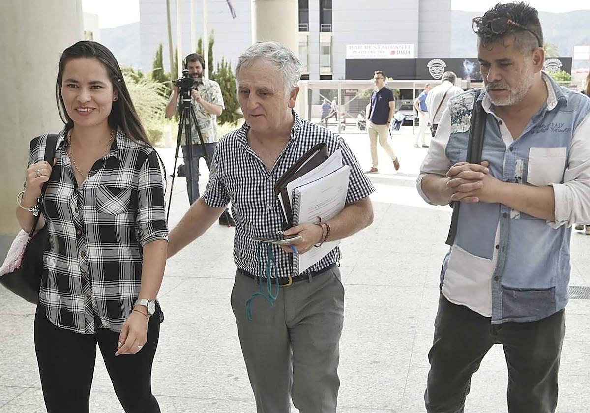 El abogado José Manuel Muñoz Ortín, en el centro, con Jairo Correa y Kelly Gómez, el padre de Leidy Paola y la hermana de Kevin Alejandro, fallecidos en el incendio.