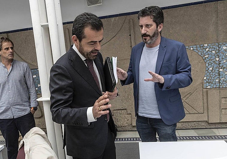 Martínez Alpañez (Vox) y Víctor Egío (Podemos), este miércoles, en la Asamblea Regional tras el conflicto.