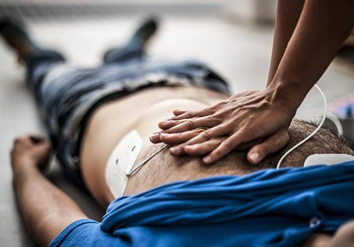 Un hombre se somete a un electrocardiograma en una imagen de archivo.