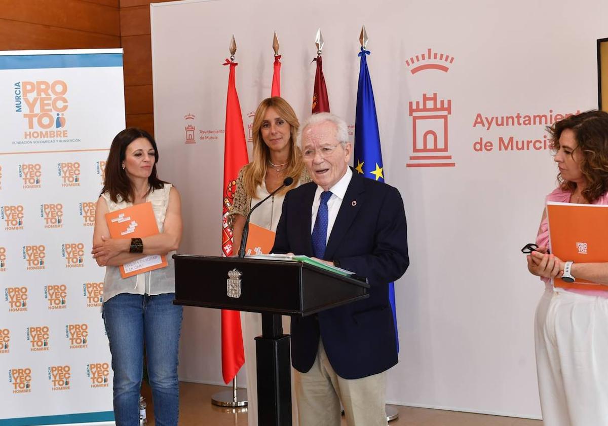 María José de Maya, Pilar Torres, Tomás Zamora, Asunción Santos y José Ballesta, este miércoles en el Moneo, durante la presentación.