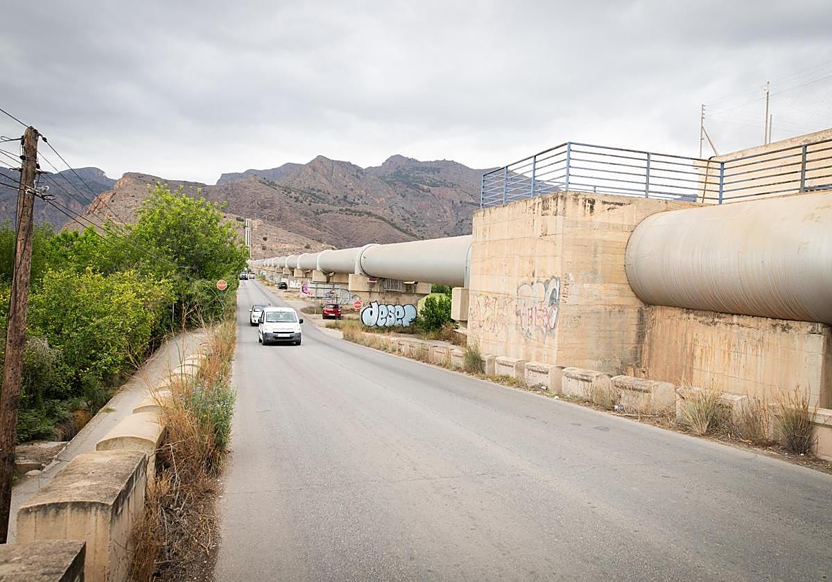 La carretera de los tubos presenta multitud de deficiencias que comprometen su seguridad para tránsito de vehículos.