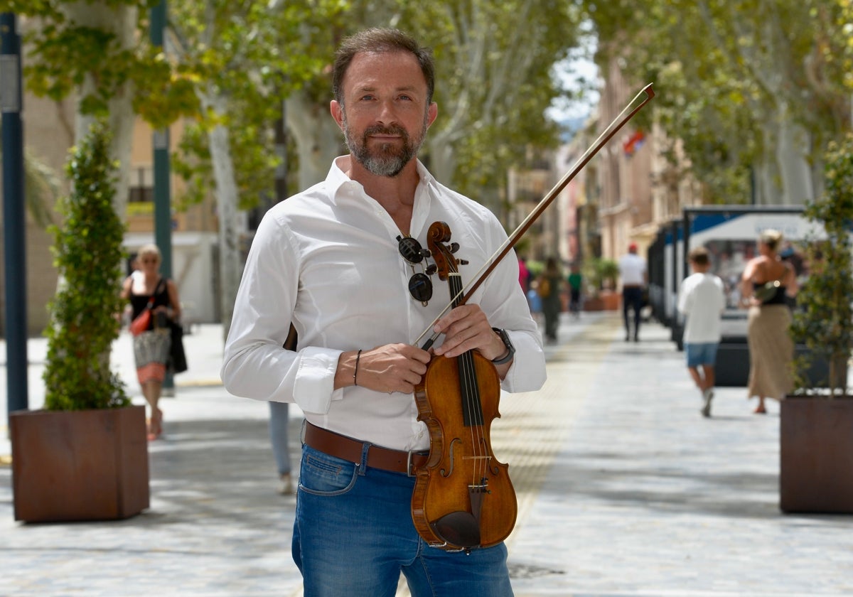 Darling Dyle, con su violín, este miércoles en el Paseo Alfonso X el Sabio de Murcia.