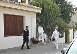 Agentes de la Policía Científica salen de la vivienda donde ocurrieron los hechos, este jueves por la mañana.
