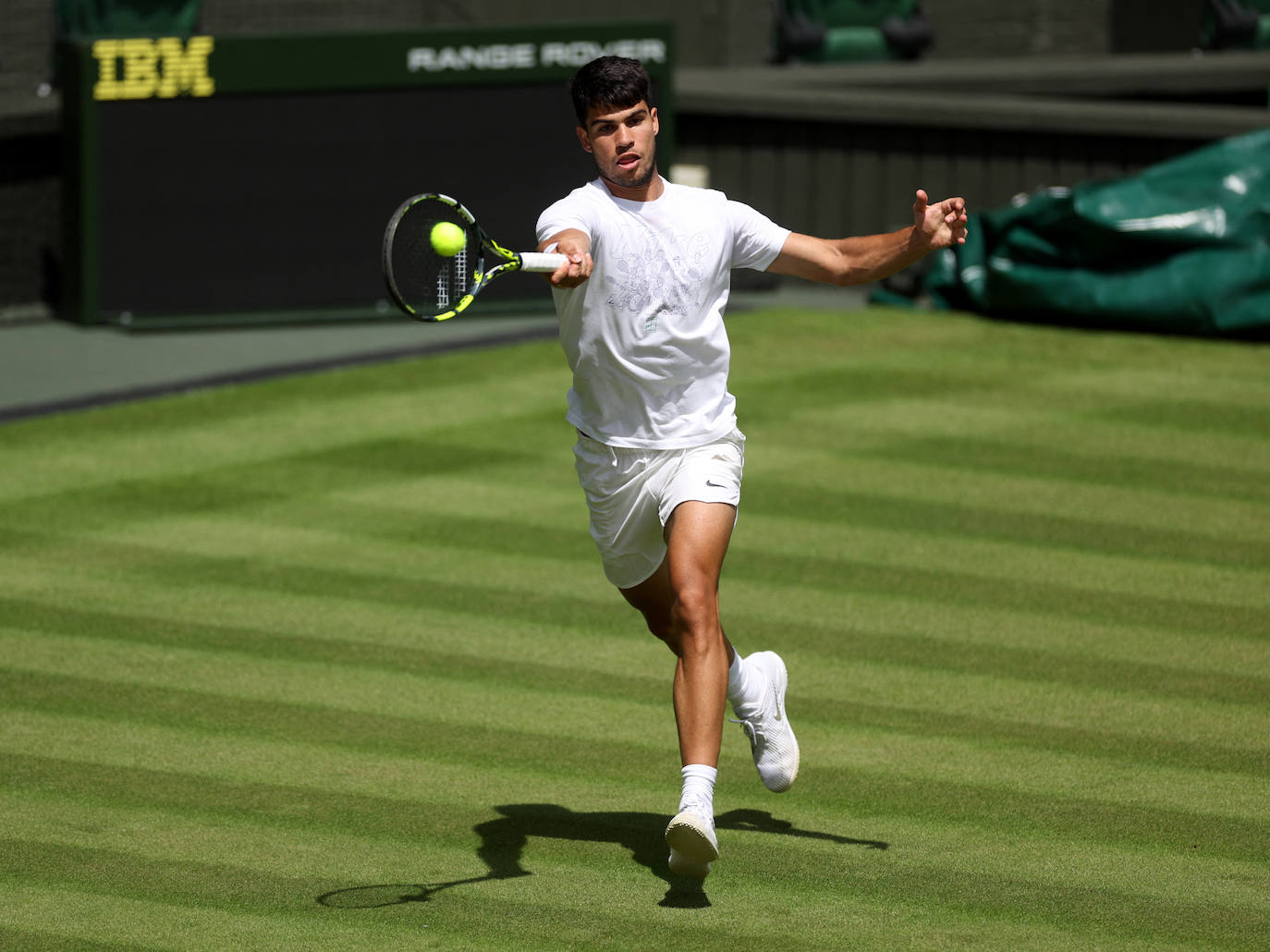 Carlos Alcaraz se entrena en la central de Wimbledon, en imágenes