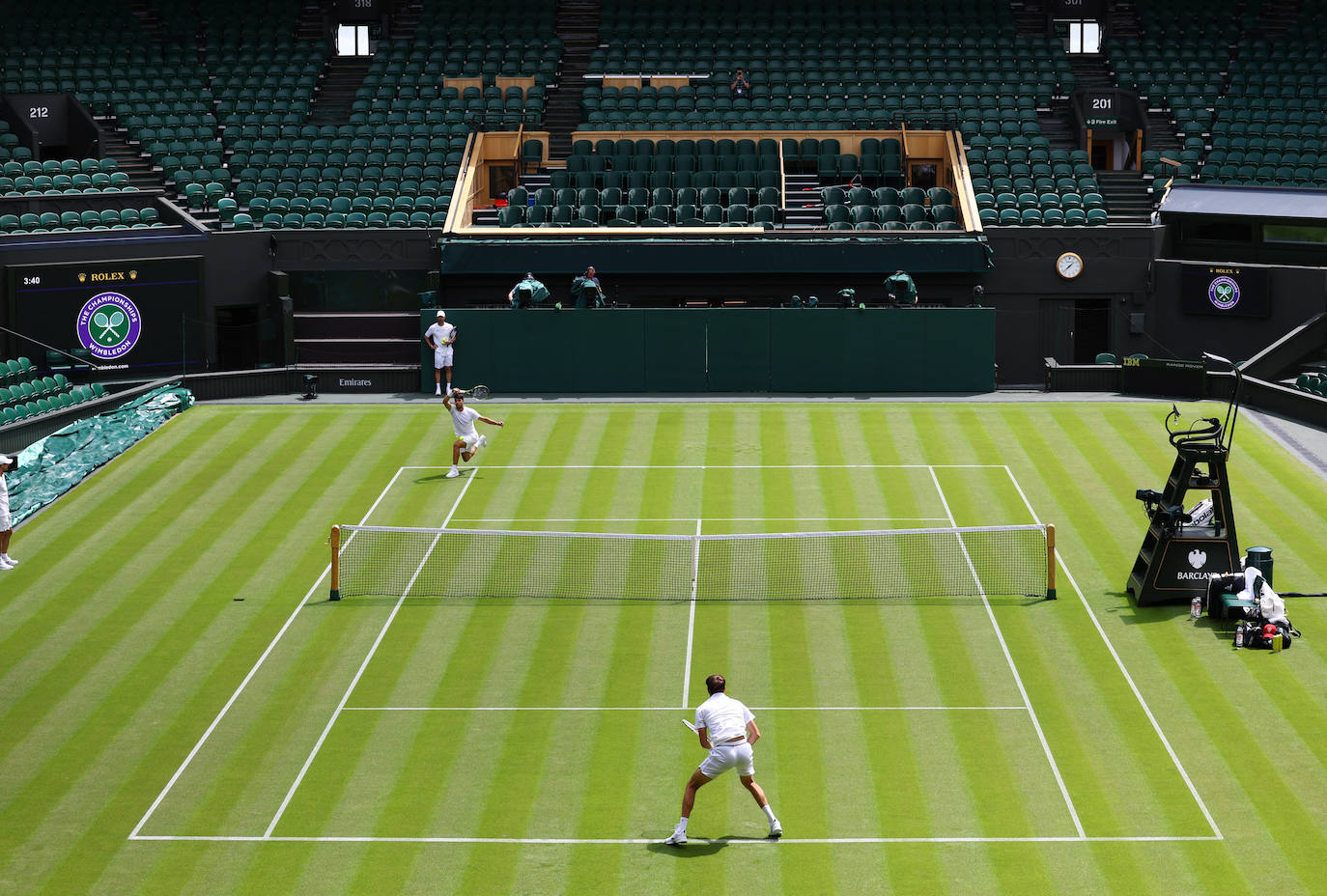 Carlos Alcaraz se entrena en la central de Wimbledon, en imágenes