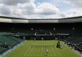 Carlos Alcaraz se entrena en la central de Wimbledon, en imágenes