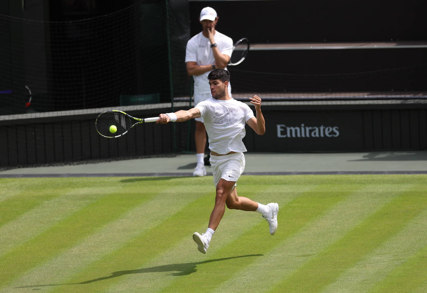 Carlos Alcaraz se entrena en la central de Wimbledon, en imágenes