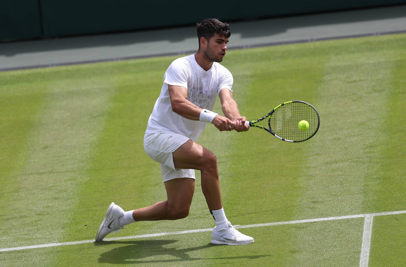 Carlos Alcaraz se entrena en la central de Wimbledon, en imágenes