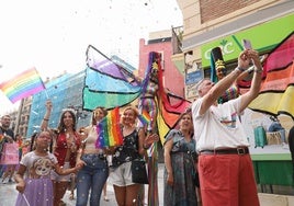 Un grupo de personas festeja el Orgullo LGTBI en las calles del centro de Orihuela.