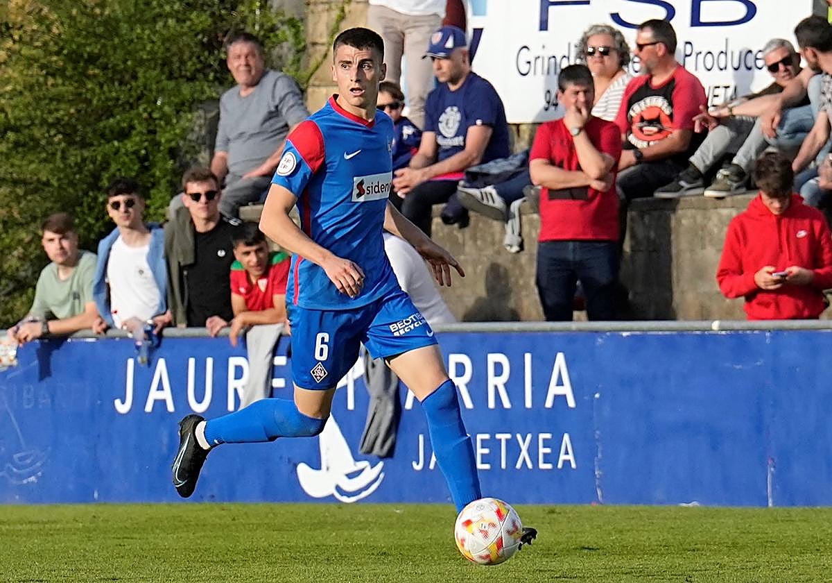 Antxon Jaso, en un partido con el Amorebieta, club para el que le fichó Asier Goiria, actual director deportivo del Murcia.