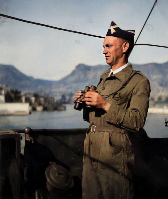 Imagen secundaria 2 - 1. Voluntarios británicos a bordo del destructor republicano 'Alcalá Galiano', en 1937. 2. Destructor 'Alcalá Galiano' en la bocana del puerto de Cartagena. 3. Tommy Hadwin, brigadista internacional en Cartagena.